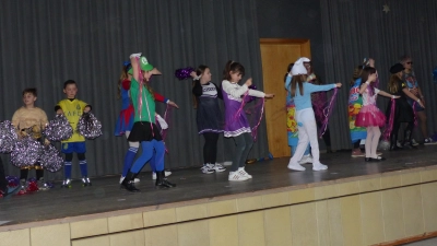 Die Gruppe vom Kinderturnen führte auf der Bühne einen Tanz auf (Bild: Sieglinde Schärtl)