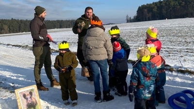 Während der Wanderung mit den Kindern an einer Station. (Bild: Klaus Hernes)
