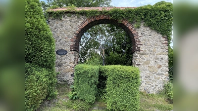 Der Museumsverein Neustadt renoviert das ehemalige Grabkreuz des Neustädter Malers und Restaurators Thaddäus Rabusky. (Bild: Bernhard Knauer/exb)