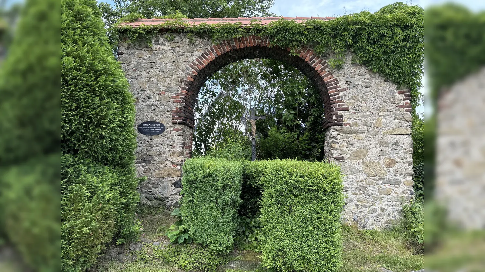 Der Museumsverein Neustadt renoviert das ehemalige Grabkreuz des Neustädter Malers und Restaurators Thaddäus Rabusky. (Bild: Bernhard Knauer/exb)