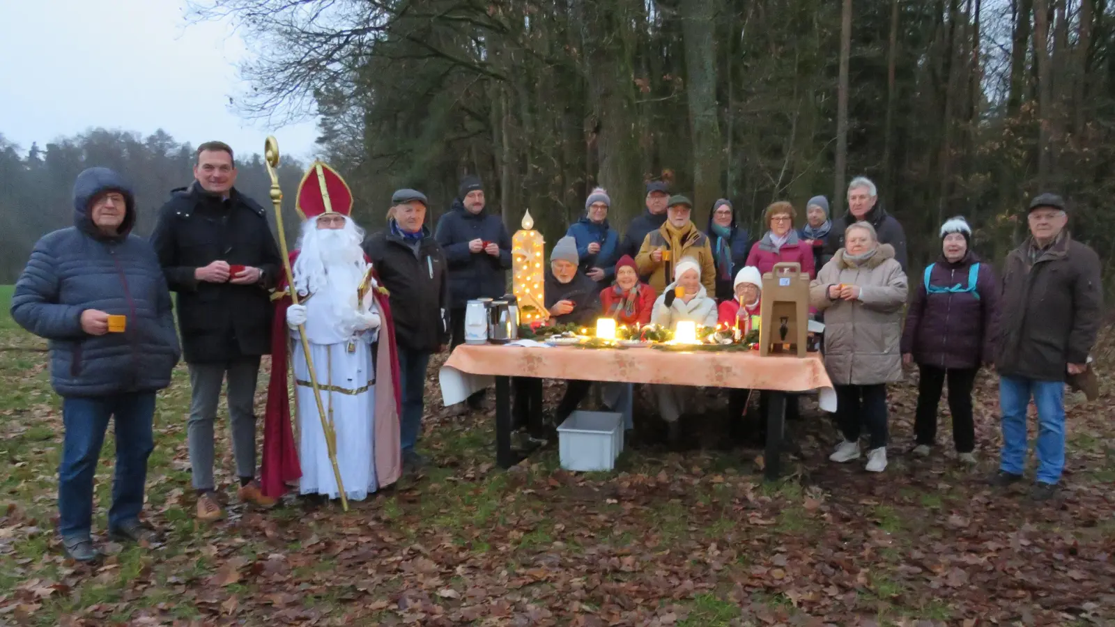 Rund um den neuen Tische, den Bürgermeister Ernst Schicktanz(2.v.links) übergab, versammelten sich dei Mitglieder der Reha-Vitalsportgruppe: (Bild: Johann Adam)