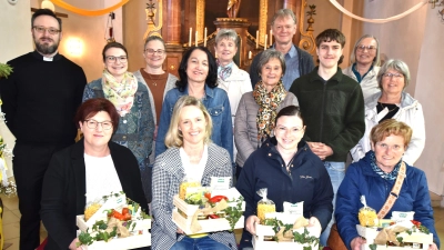 neuer Pfarrgemeinderat und Verabschiedete; (links) Pfarrer Johannes Arweck; die neue Vorsitzende Lisa Falk (stehend 2. von links), sowie ihre Stellvertreterin Birgit Habermehl (4.von links)(sitzend 2. von rechts) die bisherige Vorsitzende Andrea Meier (Bild: Norbert Weis)