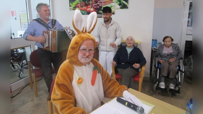 Osterhase Alfons Wanninger im Caritas-Altenheim Marienheim (Bild: Daniela Donhauser)