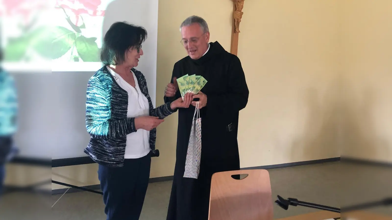 Das Bild zeigt Vorsitzende Monika Bösl und Pater Matthias Karl bei der Spendenübergabe im Pfarrsaal. (Bild: Elisabeth Bauer)