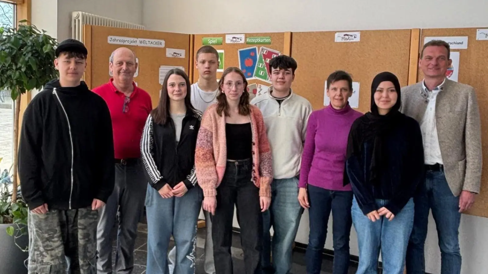 Schüler und Schülerinnen der 9. Klasse zusammen mit Peter Alwang (2.v.links), Edeltraud Fichtner(3.v.rechts) und dem Bürgermeister Schikcketanz(rechts).  (Bild: Edeltraud Fichtner)