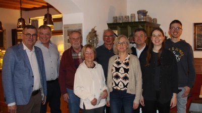 Bürgermeister Peter Braun (links), und Vorsitzender Peter Dammith (5.v.l.) mit den geehrten Mitgliedern (bjo) (Bild: Johann Bauer )