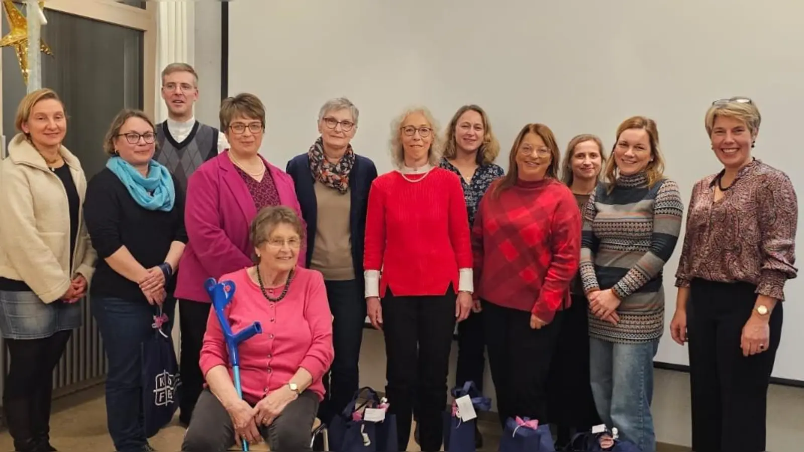 Neuaufnahmen des Frauenbunds Neustadt an der Waldnaab bei der Adventsfeier 2025 mit Pfarrer Thomas Kopp und den Vorsitzenden Stefanie Hetz und Kerstin Aichinger (Bild: Kerstin Aichinger)