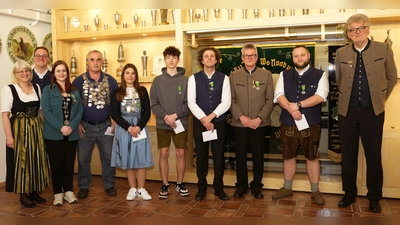 Andrea Spachtholz (1. Zofe), Sportleiter Lukas Spachtholz, Leonora Groß (Schützenliesl), Gerhard Seebauer (Schützenkönig), Lucie Leistner (Jugendschützenkönigin), Luca Ries (1. Jugendritter), Philipp Aures (2. Jugendritter), Ottmar Spachtholz (2. Ritter), Patrick Burger (1. Ritter), Schützenmeister Dr. Johann Kaußler, Nicht auf dem Foto: Ingrid Käsbauer (2. Zofe) -von links.  (Bild: Georg Matzke)