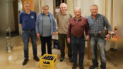 Organisator Hans-Peter Stümpfl verteilte die Gewinne: Der Trostpreis ging an Wolfgang Sporrer, Gerd Hirschmann und Hans Malz reihten sich hinter dem Sieger Karl-Heinz Kreiner ein (von links). (Bild: Joachim Gebhardt)