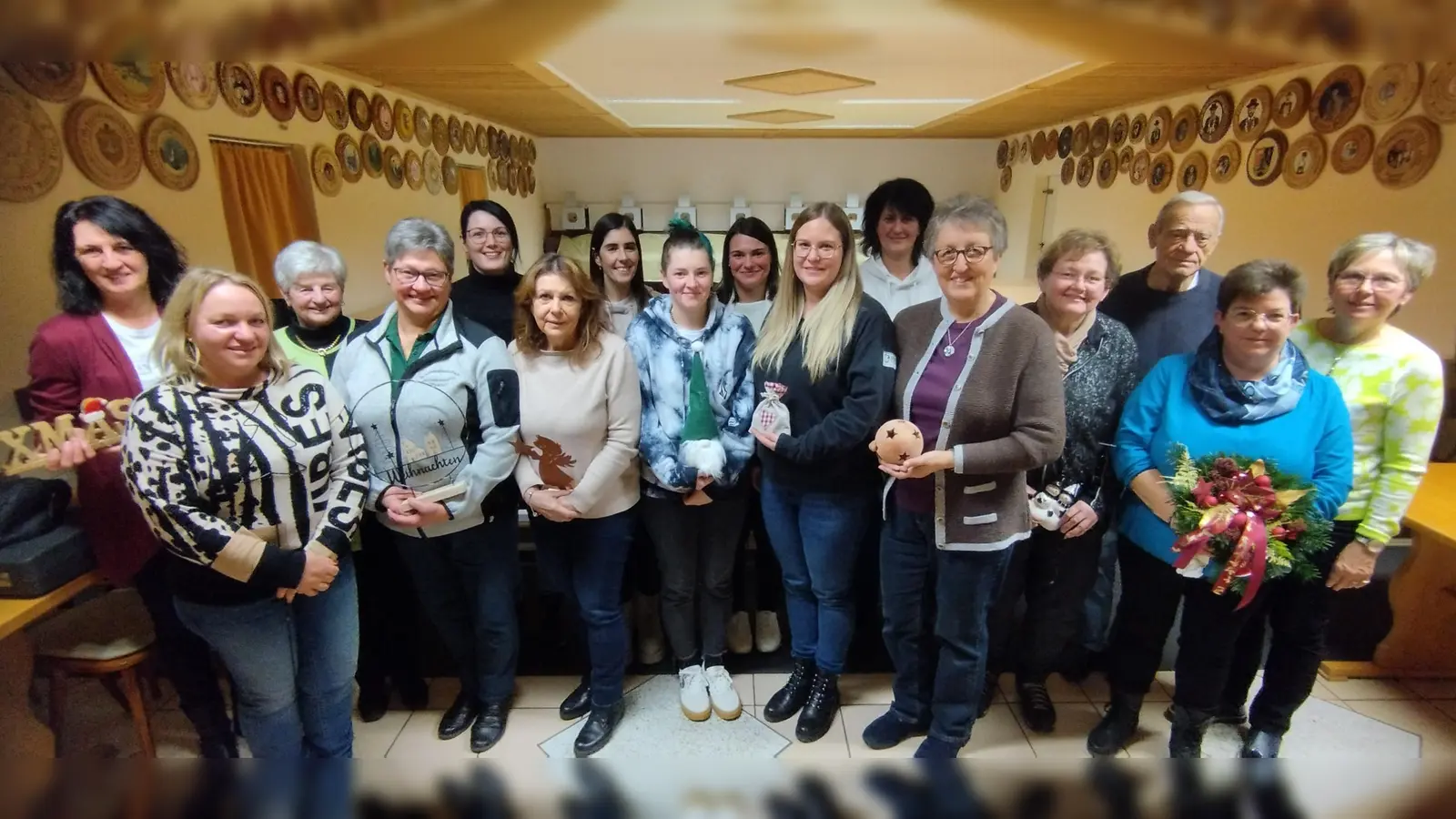 Die Preisträgerinnen des Damenschießens mit Gauschützenmeister Manfred Muck und Damenleiterin Nicole Schmidt (2. v. rechts).  (Bild: Ludwig Dirscherl )