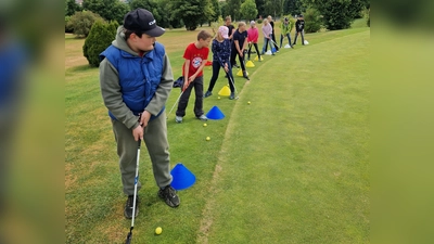 Die Grundschüler üben Ballkontrolle und Zielgenauigkeit (Bild: Kerstin Münchmeier)