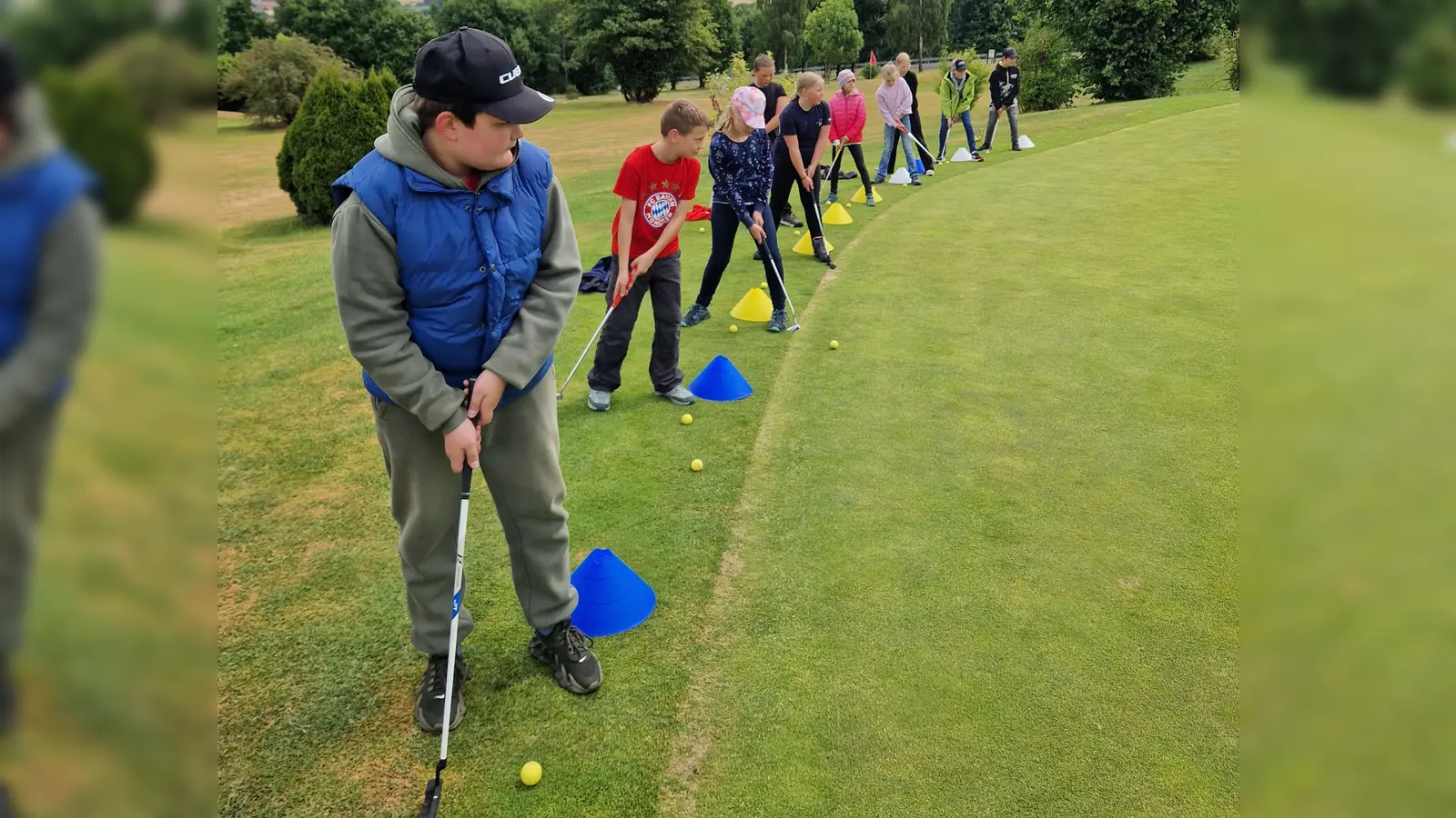 Die Grundschüler üben Ballkontrolle und Zielgenauigkeit (Bild: Kerstin Münchmeier)