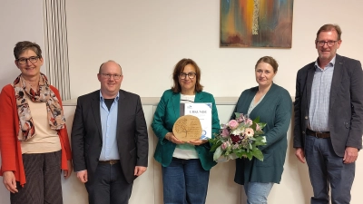 Zum 10-jährigen Jubiläum von Renate Puckschamel (Mitte) gratulierten (v.r.) StD Peter Schönberger, 1. Vorsitzender der KEB, Cornelia Hoffmann, Bildungsreferentin, Dr. Peter Frühmorgen, Leiter der Abteilung Erwachsenenbildung der Diözese Regensburg und Eva Bräuer, Leitende Bildungsreferentin. (Bild: Bruni Spannl)