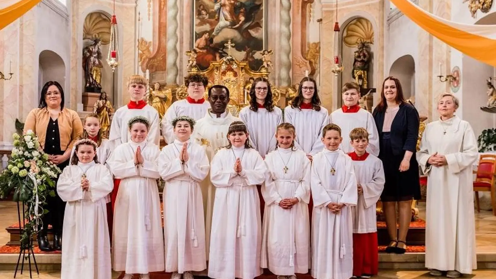 Kommunionkinder Emma Planner, Simon Lippert, Kerstin Schwartling, Sophia Seitz, Josephine Klotz. Sophia Fontanari mit ihren Tischmüttern Nadine Fontanari und Marina Schwartling, Pfr. Dr. George Oranekwu, Sabine Schiml, Gemeindereferentin (Bild: Julia Guk)