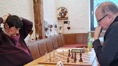 Wolfgang Reindl (links) muss nach großem Kampf die Übermacht der schwarzen Figuren und das Pokalaus anerkennen. (Bild: Gerald Rösch)