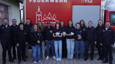 V.l. 2. Kommandant Max Haberkorn, 1. Vorstand der Feuerwehr Sven Jäger, Johanna Pfohl, 1. Vorstand der Grölldeifl Christian Zitterbart, Katja Robl, Stefanie Härtl, Christian Sommer, Paula Richtmann, Lilli Hofmann, Lisa Grillmeier, Lena Richtmann, Emilie Härtl, Anna Sölch, Marie Hofmann und 1. Kommandant Stefan Kreuzer. (Bild: Nico Scharnagl)