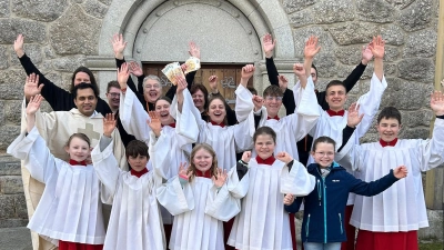 Große Freude bei der Spendenübergabe der Kolpingsfamilie an die Ministranten am Ostersonntag. Hinten die Vorstandschaft der Kolpingsfamilie in Vereinskleidung, vorne eine Abordnung der Ministranten. (Bild: Roland Höcht)