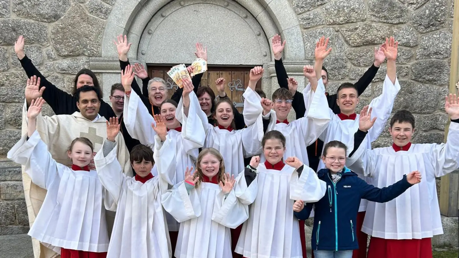 Große Freude bei der Spendenübergabe der Kolpingsfamilie an die Ministranten am Ostersonntag. Hinten die Vorstandschaft der Kolpingsfamilie in Vereinskleidung, vorne eine Abordnung der Ministranten. (Bild: Roland Höcht)