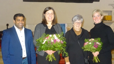 Sie freuten sich über das gelungene Benefizkonzert, von links nach rechts: Pfarrer Pater John von der Pfarrei Herz Jesu, Chorleiterin Angela Burger, Dr. Annemarie Schraml von der Feuerkinder-Aktion und Pianistin Esther Götz. (Bild: Alfons Prechtl )