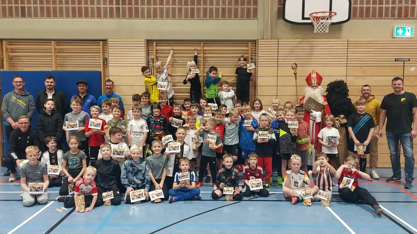 Das Trainerteam hinten von links nach rechts: Torsten Hammer, Bernd Schmidtke, Michael Bachmeier, Matthias Pamler, Fabian Frieser, Alesander Minnich und Jugendleiter Alexander Horn.  (Bild: Lance Ericson)