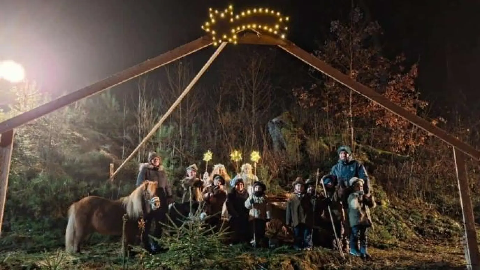 Die Krippenspieler mit Autor Thomas Stielper. (Bild: Doris Holzwarth)