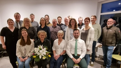 Vordere Reihe v.l.n.r.: Bianca Flügel, Doris Gnan, Cornelia Ruppert, Dominik Gruber Mittlere Reihe v.l.n.r.: Barbara Püschel, Anja Schertl, Susanne Hiltel, Wolfgang Püschel, Ludwig Ratzke, Sarah Götz, Alexandra Bocka Hintere Reihe v.l.n.r.: Hans-Martin Schertl, Michael Wagner, Maximilian Rauscher, Nicolai Kohl, Michaela Fink, Martin Weeber, Dr. Hans-Hugo Klarner, Volker Kohl (Bild: Barbara Püschel)