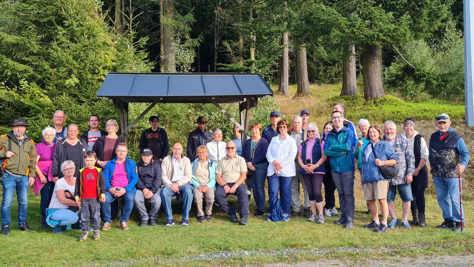 Die Teilnehmer der Grenzwanderung des OWV Altglashütte rund um den Entenbühl. (Bild: Andrea Träger)