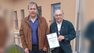 Gustav Grassy (rechts im Bild) wurde vom 1. Vors. Martin Fischer (links im Bild) zum Ehrenmitglied ernannt. (Bild: Martin Fischer)