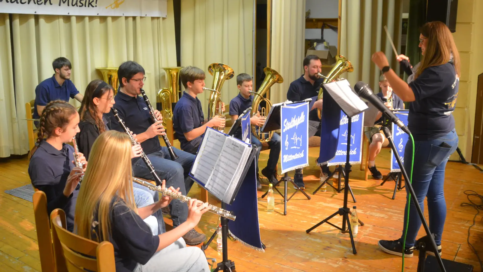 Zu Beginn spielte die Jugendstadtkapelle unter der Leitung von Laura Sollfrank.  (Bild: Oliver Lipfert)