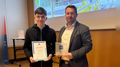 Schüler Murad Ahadzade der Konrad-Max-Kunz-Realschule Schwandorf sowie Florian Spiegler, Kreissprecher der Wirtschaftsjunioren Schwandorf e.V. (Bild: Christina Flöter (WJ Lippe))
