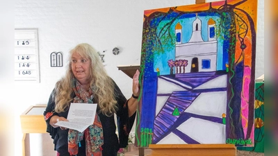 Die Künstlerin Christina Jarmolinski erläuterte ihr Werk, auf dem eine barocke christliche Kirche in Indien dargestellt ist, im Gottesdienst in der Auferstehungskirche (Bild: Elfriede Weiß)