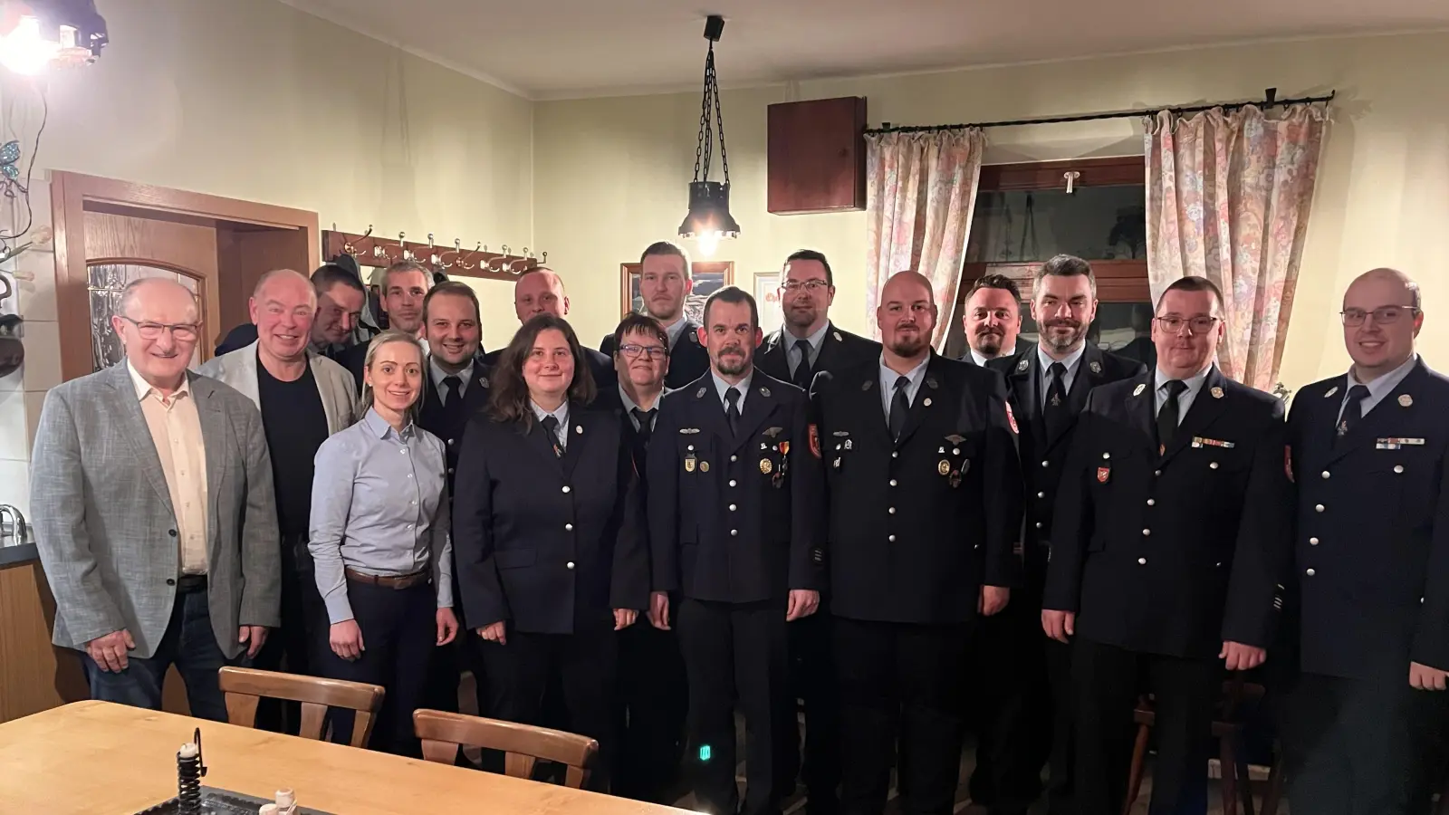 Bürgermeister Roland Strehl (2.v.li.) ehrte gemeinsam mit seinen Stellvertretern Hubert Blödt und Elisabeth Gruber (1. und 3. v.li.) verdiente Feuerwehrler. (Bild: Michaela Mildner)