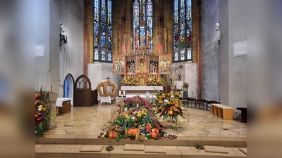 Die mit Erntedankgaben und einer Erntedankkrone festlich geschmückte Pfarrkirche St. Johannes Nabburg. (Bild: Thomas Kern)