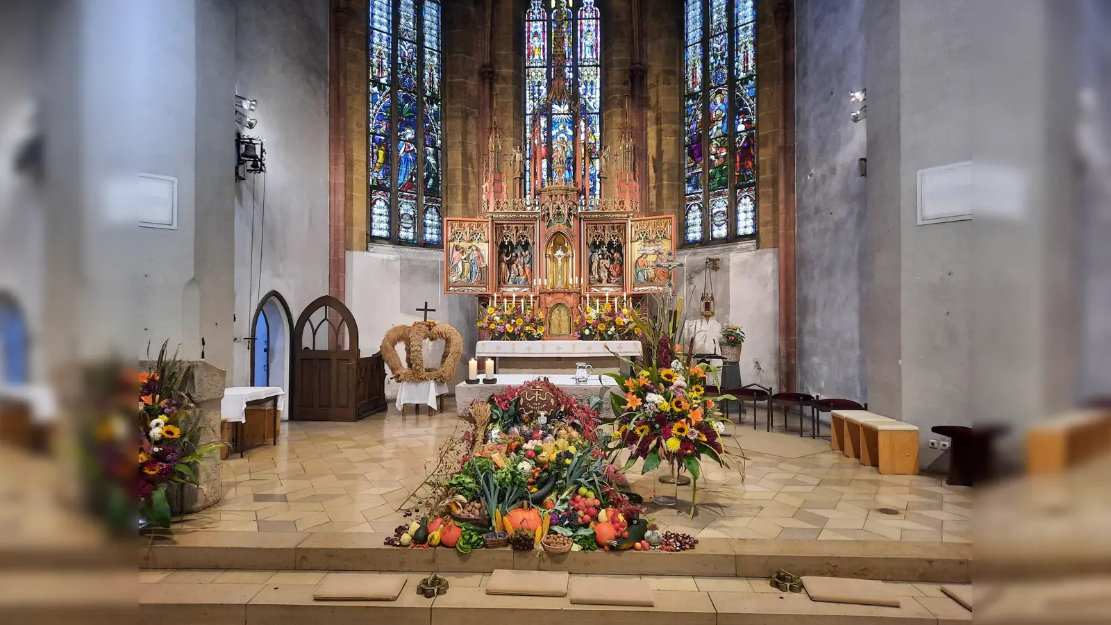 Die mit Erntedankgaben und einer Erntedankkrone festlich geschmückte Pfarrkirche St. Johannes Nabburg. (Bild: Thomas Kern)