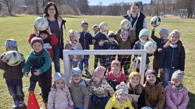 Die Kinder waren mit Begeisterung beim Fußballspielen dabei. (Bild: Josef Söllner)