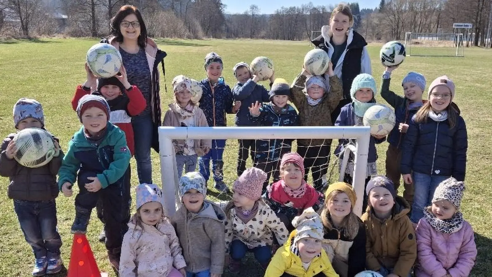 Die Kinder waren mit Begeisterung beim Fußballspielen dabei. (Bild: Josef Söllner)