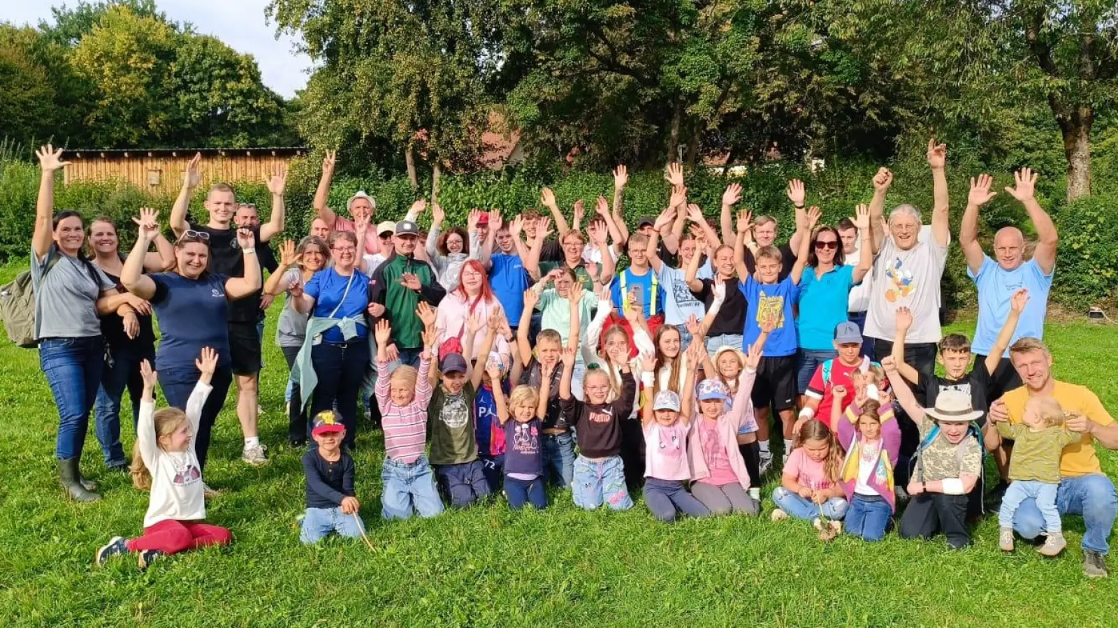 Alle Mitwirkenden nach einer würdigen Abschlussveranstaltung beim Spiel ohne Grenzen des Kinderferienclubs in Kooperation mit den Anglerfreunden St. Benedikt aus Windischeschenbach in der Freizeitanlage Neustadt/WN.  (Bild: Simone Scherb)