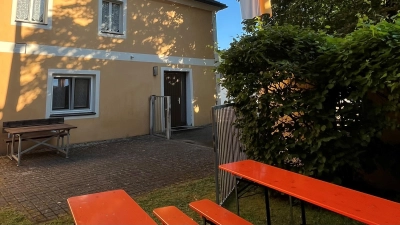 Schon vor dem Eintreffen der Gäste war der Pfarrgarten in Unterauerbach im Schatten von St. Nikolaus und unten den angenehme Kühle spendenden Laubbäumen festlich beflaggt. (Bild: Franz Grabinger)