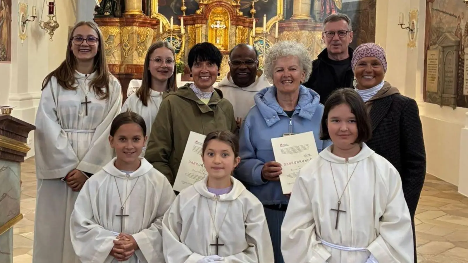 Pfarrer Gudapati mit Sprecherin Waltraud Glöckner und den scheidenden Pfarrgemeinderäten Bruni Ram und Manuela Stockner (Bild: Waltraud Glöckner)