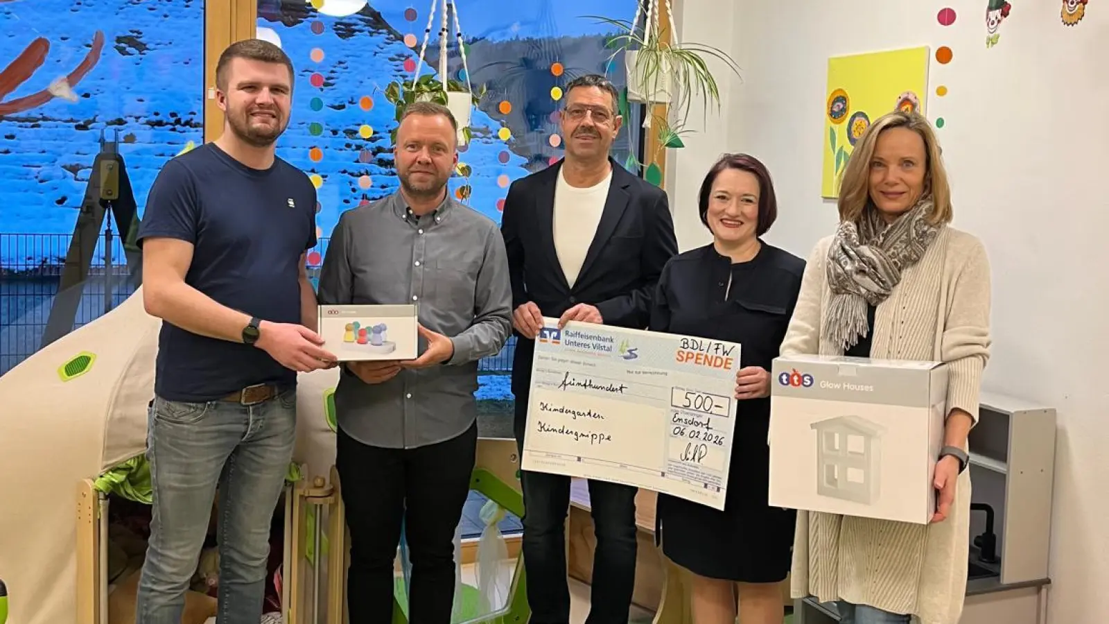 Die BDL/Freie Wähler Ensdorf übergeben die Spende über 500€ (Bild: Roland Müller)