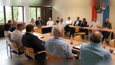 Aufgrund der vielen Förderprojekte, die mit LEADER im Landkreis Schwandorf umgesetzt werden können, herrschte gute Laune bei der Vollversammlung. (Bild: Manuel Lischka)