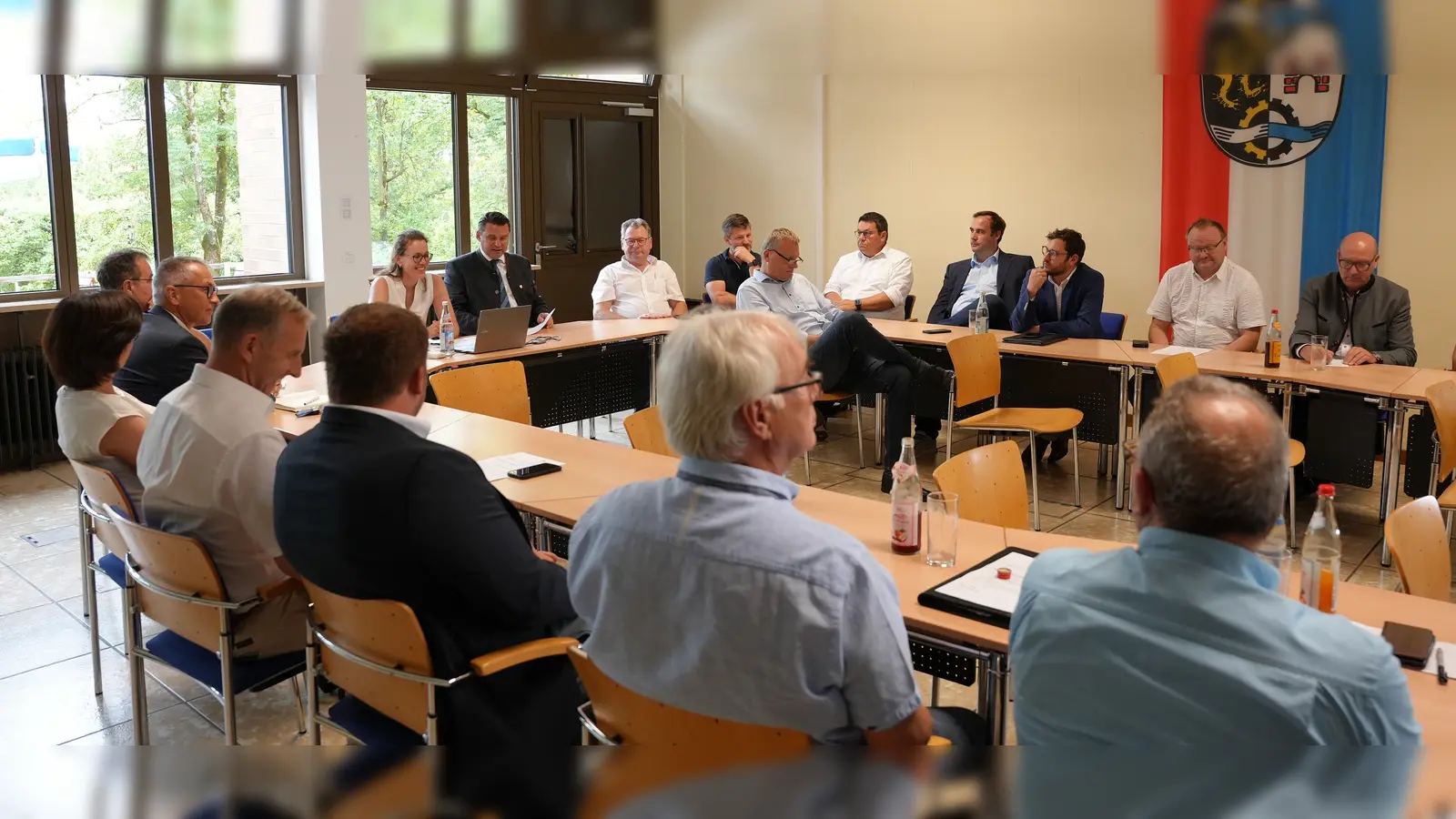 Aufgrund der vielen Förderprojekte, die mit LEADER im Landkreis Schwandorf umgesetzt werden können, herrschte gute Laune bei der Vollversammlung. (Bild: Manuel Lischka)
