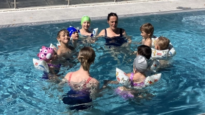 Bei strahlendem Sonnenschein übten die Kinder mit ihren „Schloris” im Salzwasserpool des Hotels Wurzer (Bild: Manuela Hinkel)