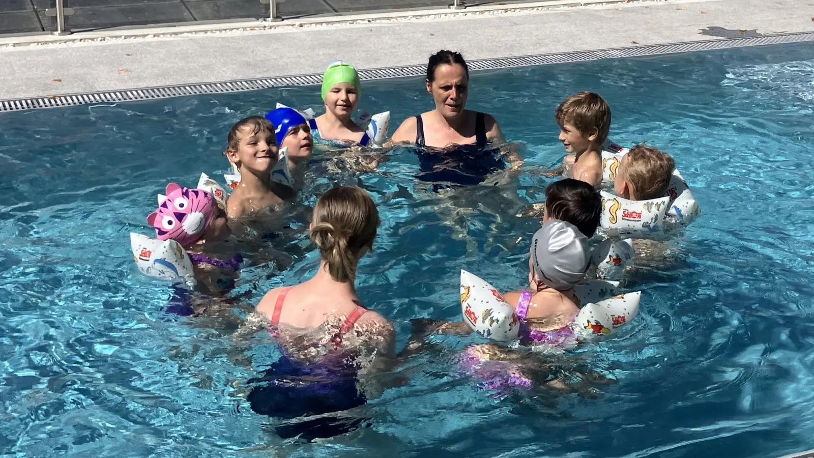 Bei strahlendem Sonnenschein übten die Kinder mit ihren „Schloris” im Salzwasserpool des Hotels Wurzer (Bild: Manuela Hinkel)