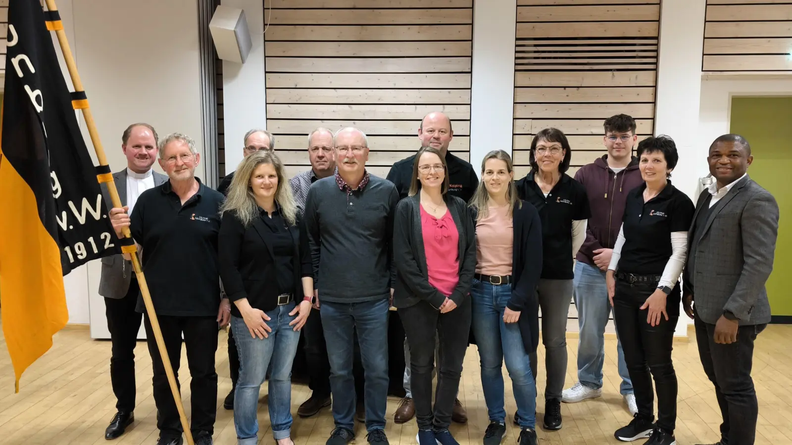 Die neu gewählte Vorstandschaft der Kolpingsfamilie mit Stadtpfarrer Stefan Wagner (links) und Präses Emmanuel (rechts) (Bild: Simon Rosner)