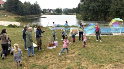 Die riesigen Seifenblasen begeistern beim Ferienprogramm des Landvolks Kids und Erwachsene. (Bild: Franz Völkl)