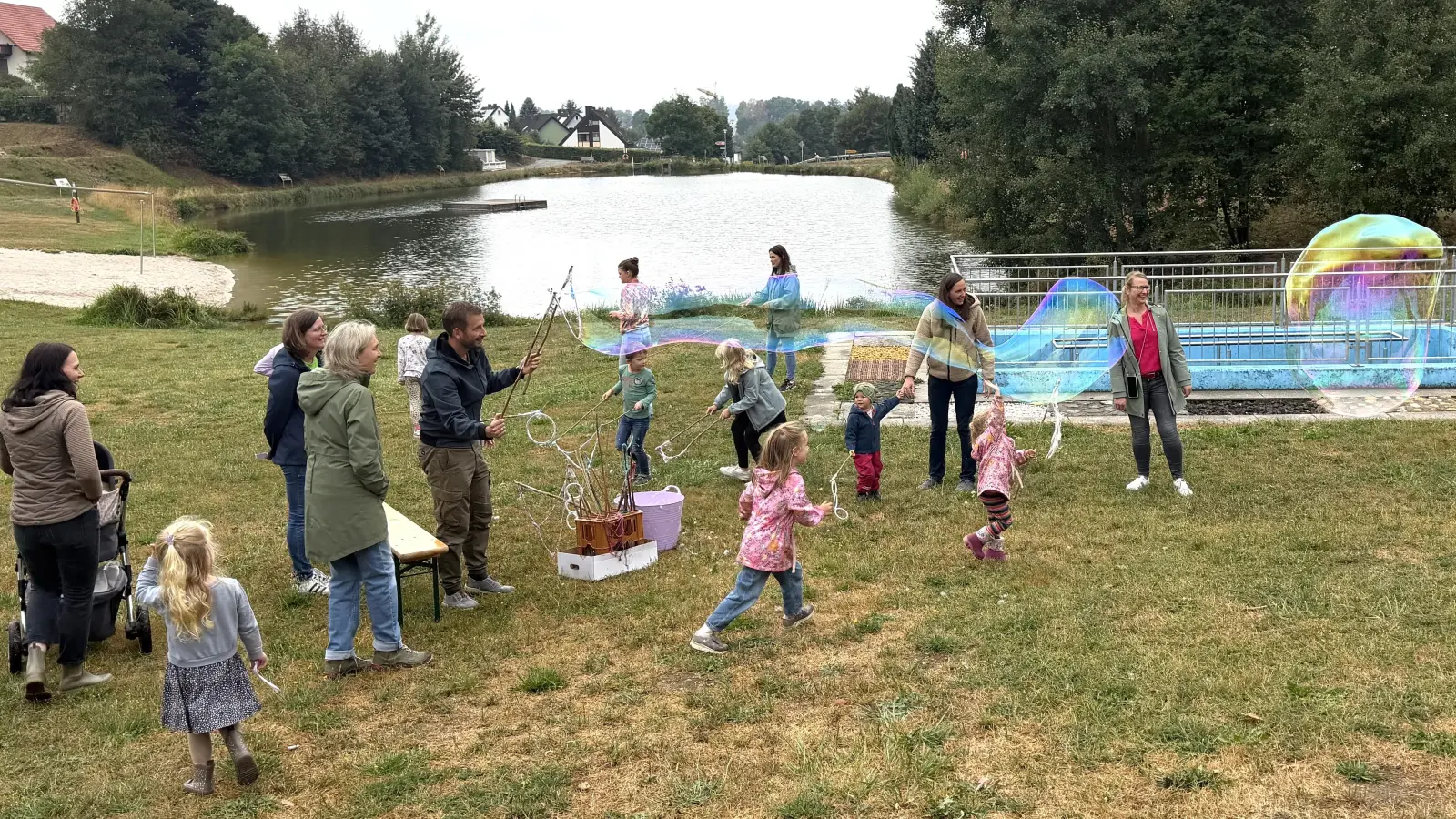 Die riesigen Seifenblasen begeistern beim Ferienprogramm des Landvolks Kids und Erwachsene. (Bild: Franz Völkl)