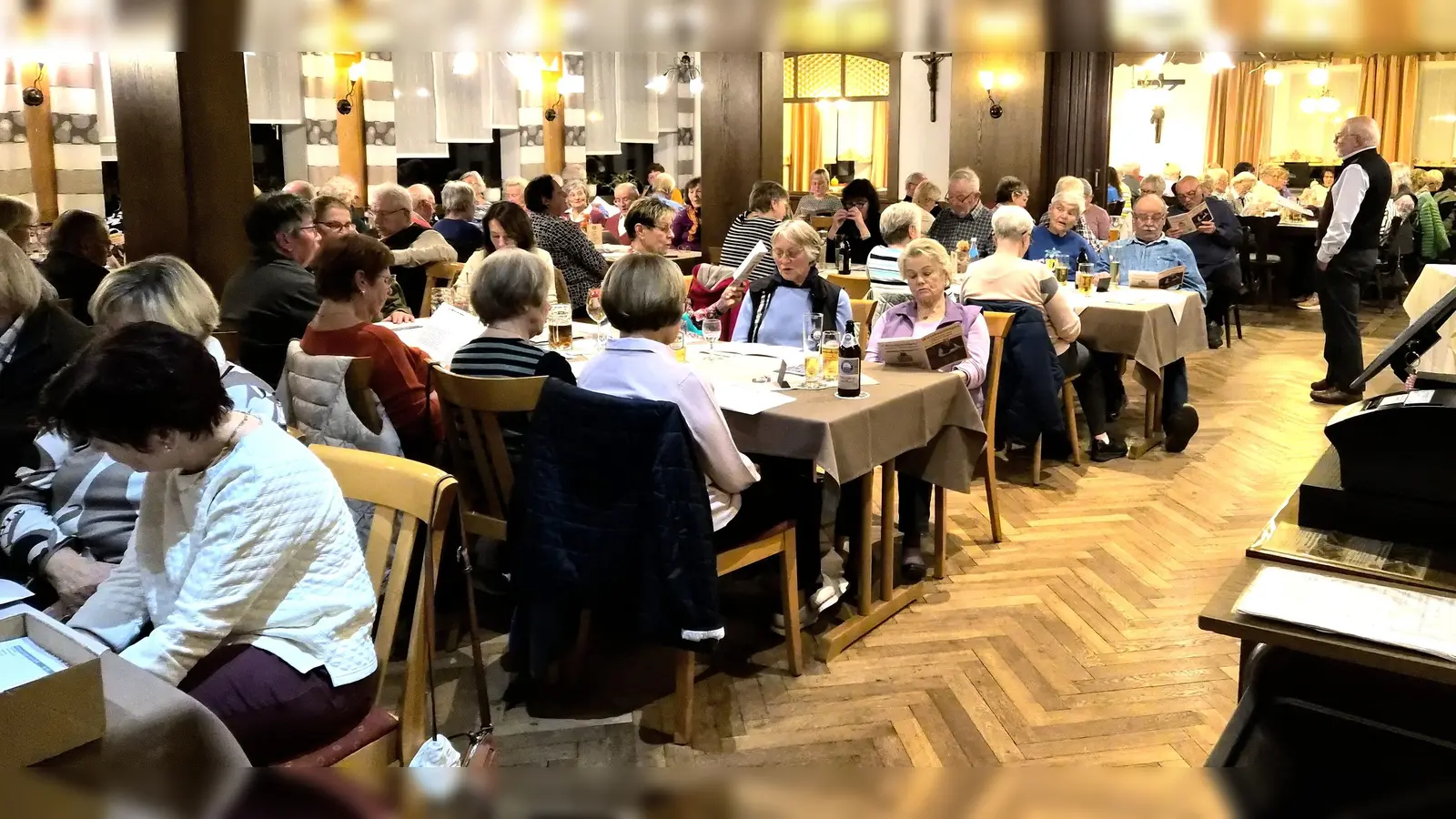 Dieter Radl und sein Chor des Abends – das Publikum! So viele Sänger auf einmal hatte er schon lange nicht mehr gesehen. (Bild: Walter Heldrich)