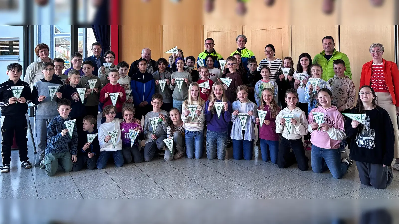 Alle haben es geschafft. Mit den Kindern freuen sich die beiden Verkehrserzieher Markus Neumeyer und Saskia Ram-Höcherl sowie Rektorin Michaela Bergmann (rechts), die beiden Klassenlehrerinnen sowie zweiter Bügermeister Uwe Bergmann. (Bild: Tatiana Sichelstiel)