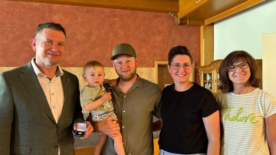 Erster Bürgermeister Dominik Sachsenhauser und Dritte Bürgermeisterin Evi Höllerer begrüßten die Familien des Geburtsjahrgangs 2025 persönlich und überreichten die Begrüßungsmedaille der Marktgemeinde Hahnbach. (Bild: Diane Schoberth)